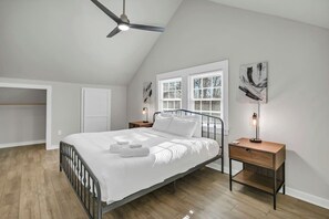 Escrivaninha, ferros/tábuas de passar roupa, Wi-Fi, roupa de cama