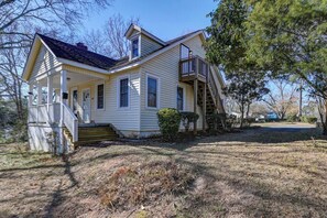 Exterior - Margrave Studio | 1BR 1BA | Upstairs Duplex (Columbia)