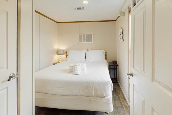 1 bedroom, WiFi, bed sheets