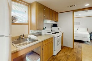 Fridge, microwave, dishwasher, coffee/tea maker - Ms Saras Hideaway - Great hideaway for couples! (Port St. Joe)