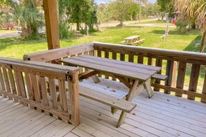 Outdoor dining - Ms Saras Hideaway - Great hideaway for couples! (Port St. Joe)