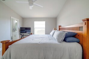 Escritorio, tabla de planchar con plancha y acceso a internet 