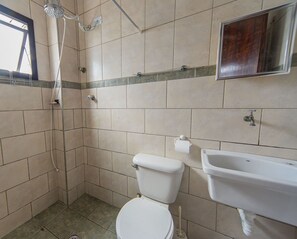 Shower, towels - Studio c Ar Condicionado perto da Praia da Aviação (Praia Grande)