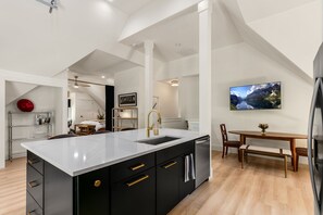 Paper towels - NEW 1-bed studio/N Raleigh w/nature views, large private deck, pet friendly (Raleigh)