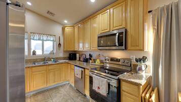 Frigorífico, microondas, placa de cocina y lavavajillas