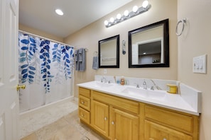 Secador de pelo y toallas