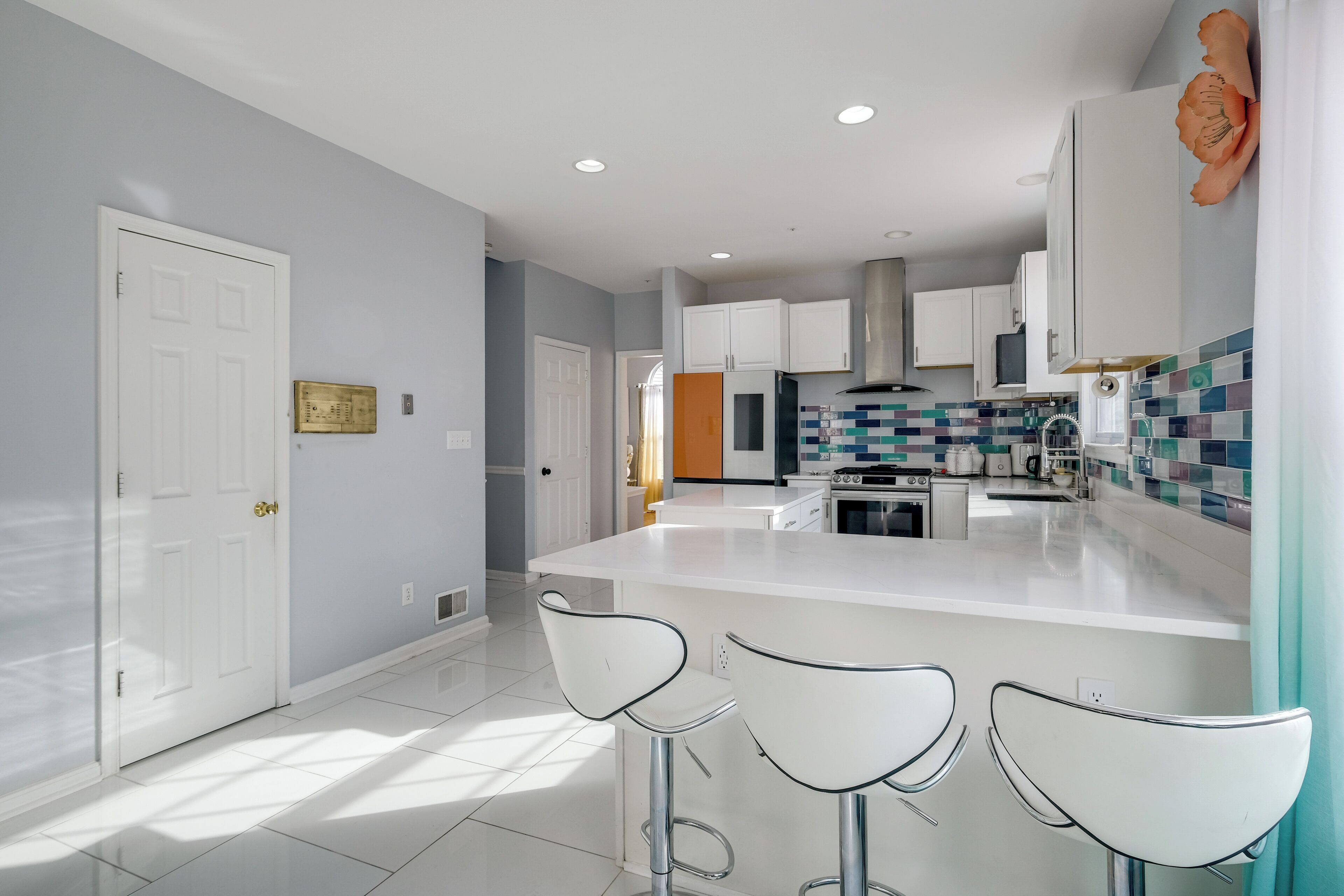 Réfrigérateur, micro-ondes, plaque de cuisson, lave-vaisselle