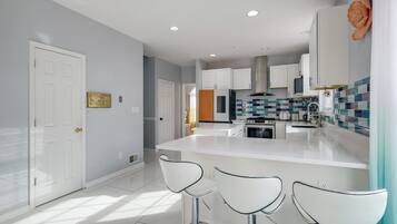 Réfrigérateur, micro-ondes, plaque de cuisson, lave-vaisselle