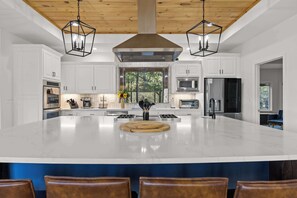 Coffee/tea maker, fridge, microwave, oven - Mtn Views + Theater + Hot Tub | 5 King Suites (Blue Ridge)