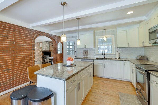 Fridge, microwave, stovetop, dishwasher