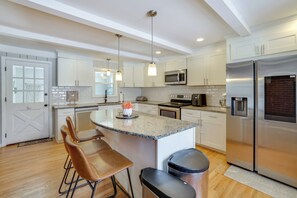 Fridge, microwave, stovetop, dishwasher