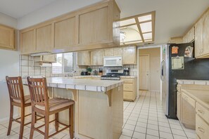 Fridge, microwave, stovetop, dishwasher