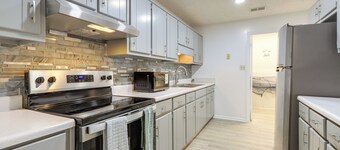 Artistic Escape in Fayetteville! Cozy Couple's Apt