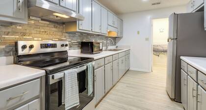 Artistic Escape in Fayetteville! Cozy Couple's Apt