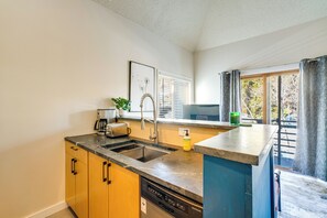 Fridge, microwave, stovetop, dishwasher - Steps to Dtwn! Skier’s Escape w/ Hot Tub in Breck (Breckenridge)