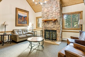 TV - Steps to Dtwn! Skier’s Escape w/ Hot Tub in Breck (Breckenridge)