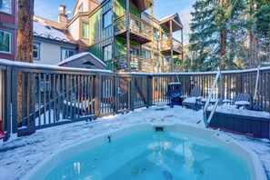 Outdoor spa tub - Steps to Dtwn! Skier’s Escape w/ Hot Tub in Breck (Breckenridge)