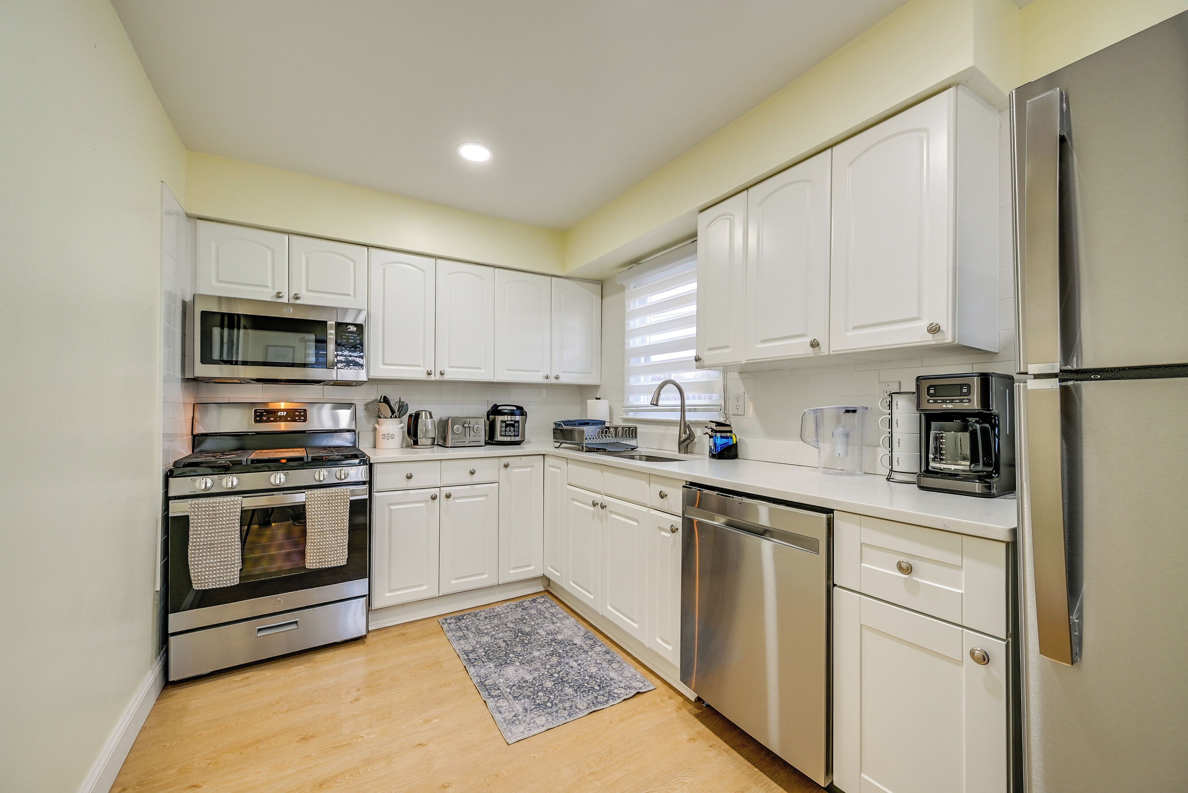 Réfrigérateur, four à micro-ondes, surface de cuisson, lave-vaisselle