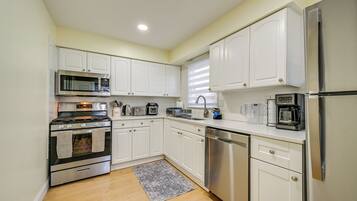 Réfrigérateur, four à micro-ondes, surface de cuisson, lave-vaisselle