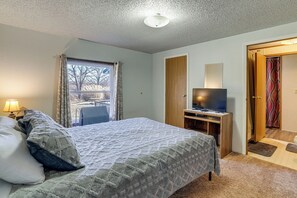 4 chambres, fer et planche à repasser, lit de bébé portatif