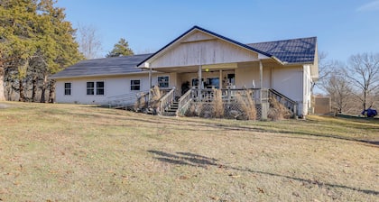 Pool, Large Porch! Country Home Near Roaring River