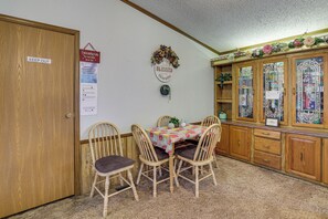 Dining - Pool, Large Porch! Country Home Near Roaring River (Seligman)