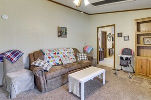 TV, DVD player, books - Pool, Large Porch! Country Home Near Roaring River (Seligman)