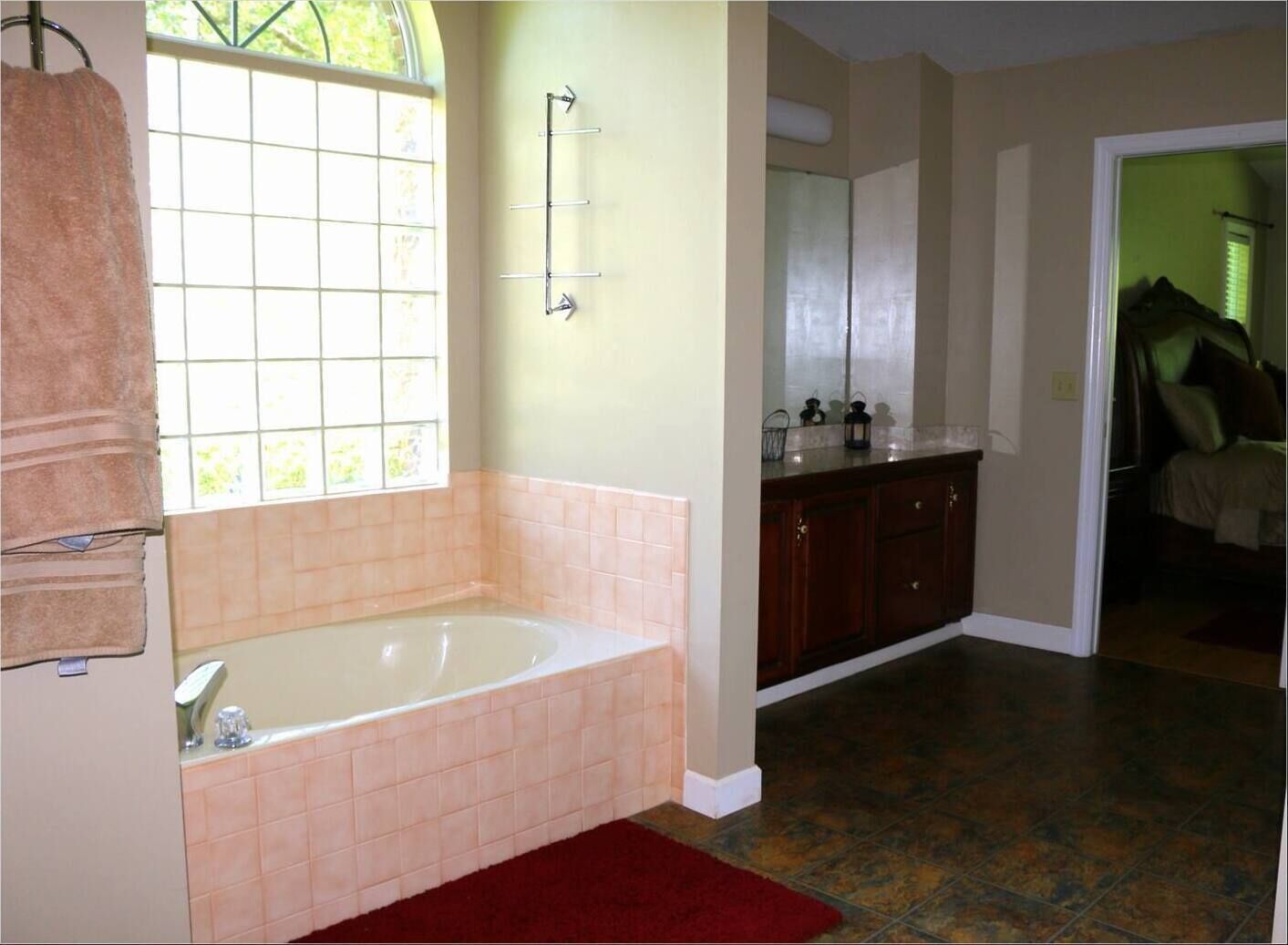 Secador de cabelo, toalhas de banho, sabonete, papel higiênico