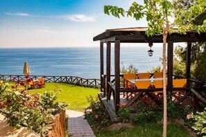 Outdoor dining - Koumaros Villas (Kassandra Halkidikis)