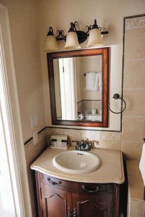 Toalhas de banho, sabonete, papel higiênico 