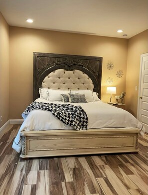 Tabla de planchar con plancha, wifi y ropa de cama 