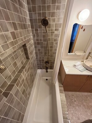 Chuveiro, secador de cabelo, bidê, toalhas de banho