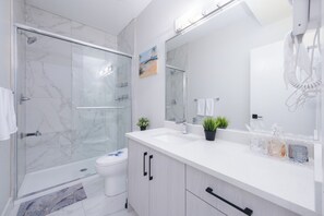 Shower, hair dryer, towels, soap - Stylish 3BR Retreat by Langley Event Center (Langley Township)