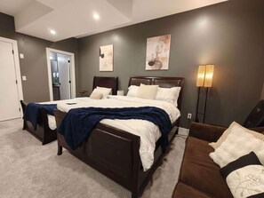 3 bedrooms, desk, iron/ironing board, free WiFi - Stylish 3BR Retreat by Langley Event Center (Langley Township)