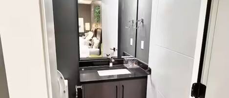 Douche, séchoir à cheveux, serviettes fournies, savon