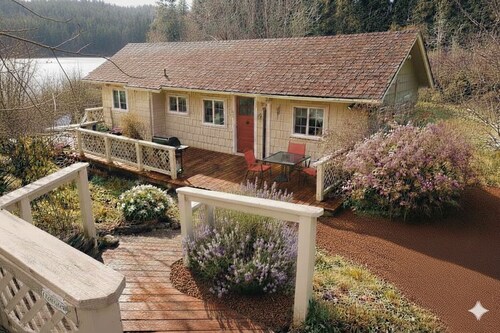Big Caboose, Charming Lake Cottage w/ kayaking