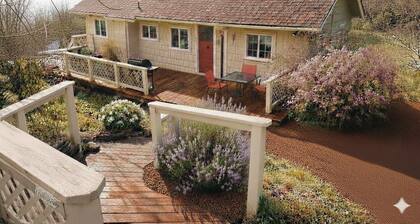 Big Caboose, Charming Lake Cottage w/ kayaking