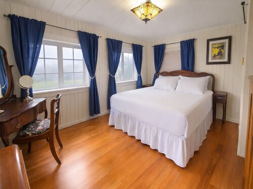 Big Caboose, Charming Lake Cottage w/ kayaking