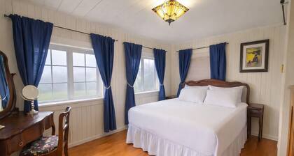 Big Caboose, Charming Lake Cottage w/ kayaking