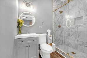 Regadera, secadora de cabello, toallas, jabón 