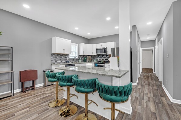 Microondas, horno, parrilla de estufa y lavavajillas 