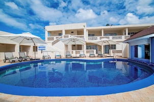 Una piscina al aire libre