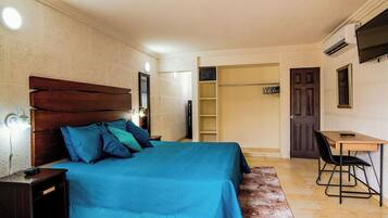 Studio, 1 King Bed | In-room safe, iron/ironing board, free WiFi