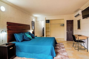 Estudio, 1 cama de matrimonio grande | Caja fuerte, tabla de planchar con plancha, wifi gratis