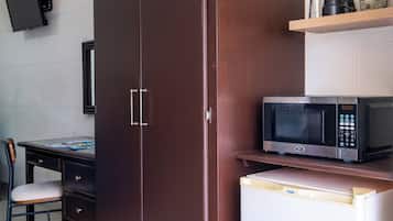 Studio, 1 Queen Bed | Private kitchenette | Full-sized fridge, microwave, toaster, cookware/dishes/utensils