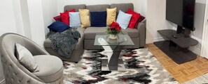 Living area - Brand New Comfortable and Cozy Apartment Near the Airport (Toronto)