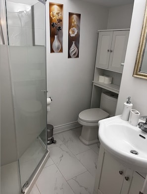 Shower, hair dryer, towels, soap - Brand New Comfortable and Cozy Apartment Near the Airport (Toronto)