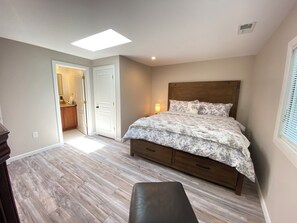3 bedrooms, iron/ironing board, Internet, bed sheets - Modern Home Near CU Anschutz Medical Campus (Aurora)