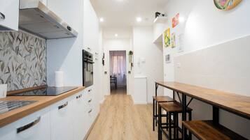 Frigorifero, microonde, forno, piano cottura