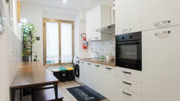 Frigorifero, microonde, forno, piano cottura